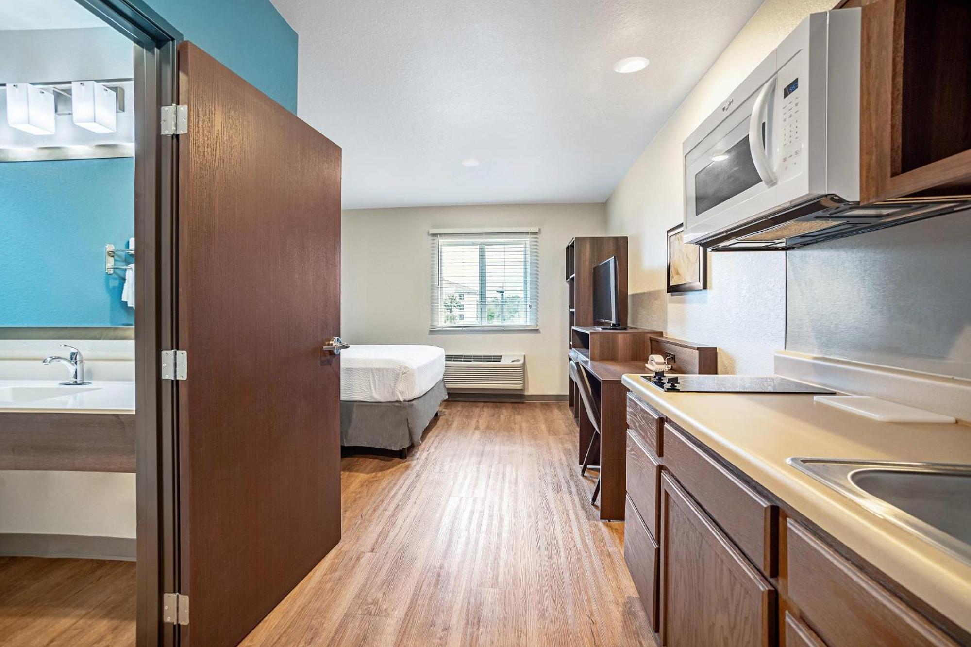 Woodspring Suites Naples Golden Gate Exterior photo